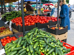 Огурцы и помидоры на рынке