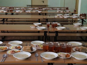 Столы с обедом для школьников