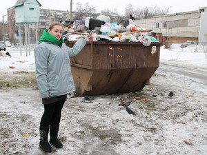 Марина Нешина  на фоне кконтейнера с мусором