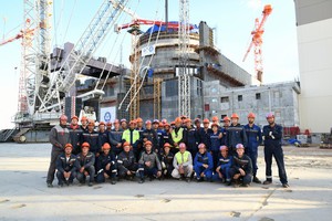Строители Курской АЭС-2 на фоне реакторного здания энергоблока №1