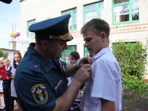 Вручение медали школьнику от МЧС