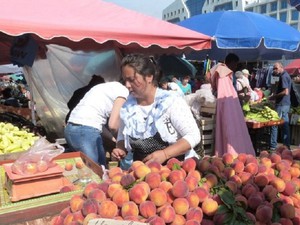 Торговля персиками на рынке