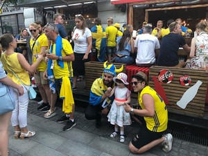 Фанаты Швеции около кафе