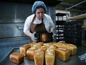 Выкладывают хлеб
