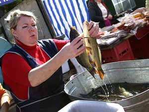 Живая рыба на рынке