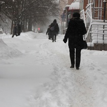 Тротуар стал тропинкой в снегу