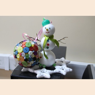 Снеговик и новогодний шарик