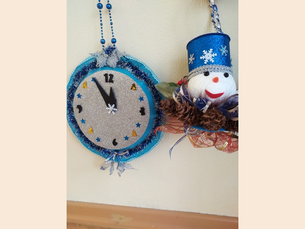 Часы и снеговик