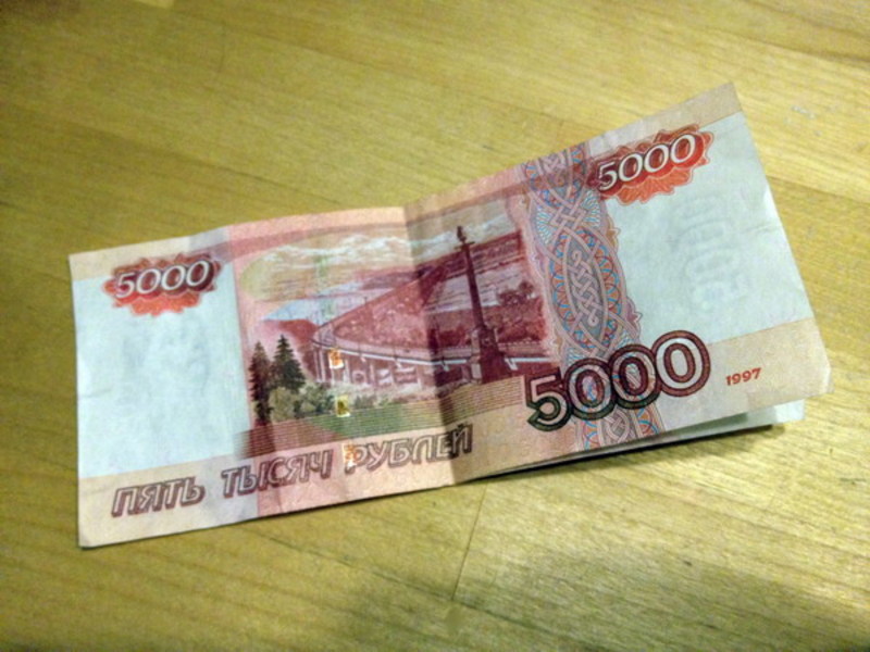 Нашла 5000 рублей. 5000 Рублей. Купюра 5000. Купюра 5000 рублей на столе. 5000 Купюра на столе.