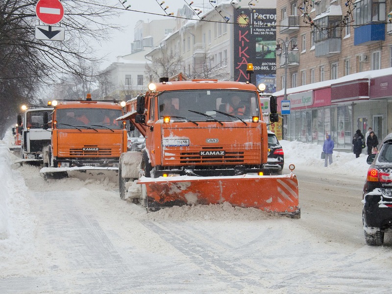 Коммунальщики расчищают Курск от снега
