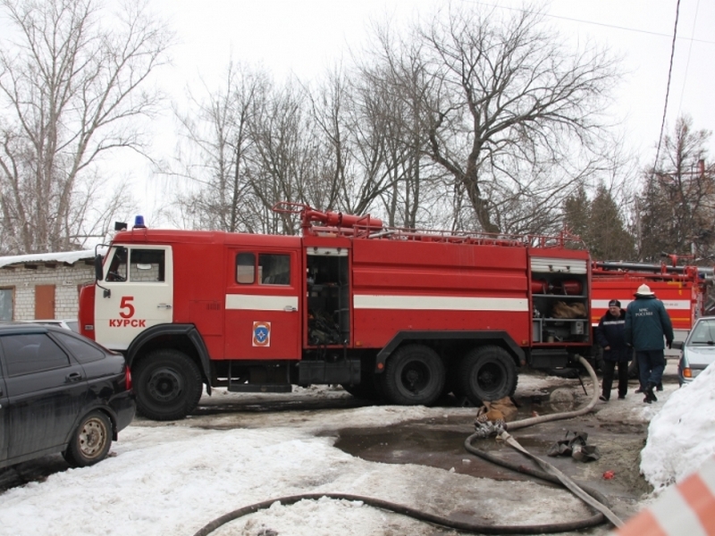 В Курске из горящего дома спасены 10 человек