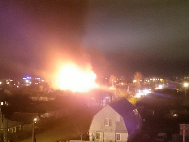 В Курске пожарные почти час тушили дом