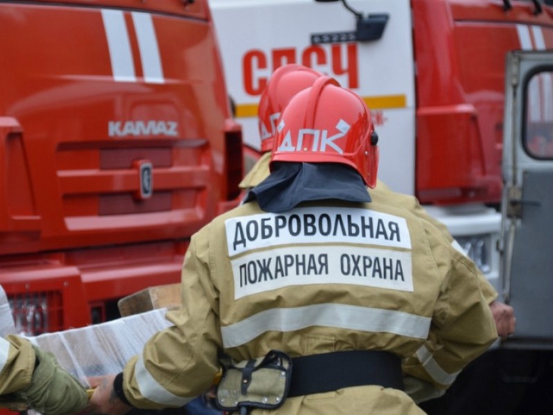 Курским пожарным бороться с огнем помогают добровольцы