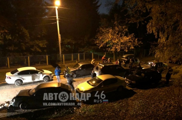 В Курске иномарка протаранила три припаркованных авто