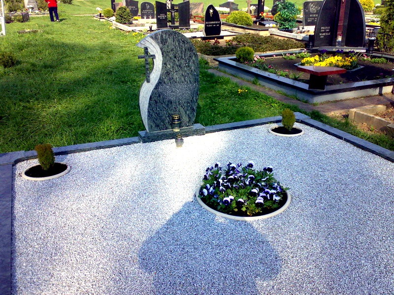 Как обустроить могилу на кладбище