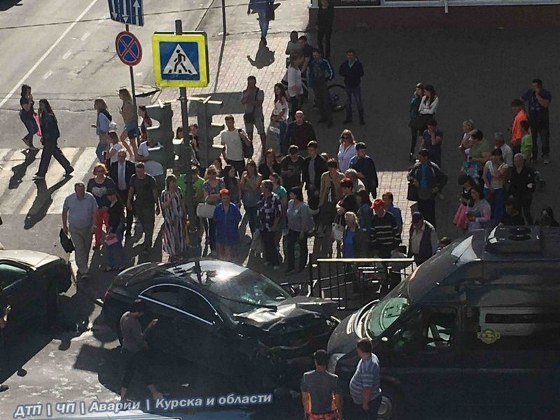 В массовом ДТП в центре Курска ранены четыре человека