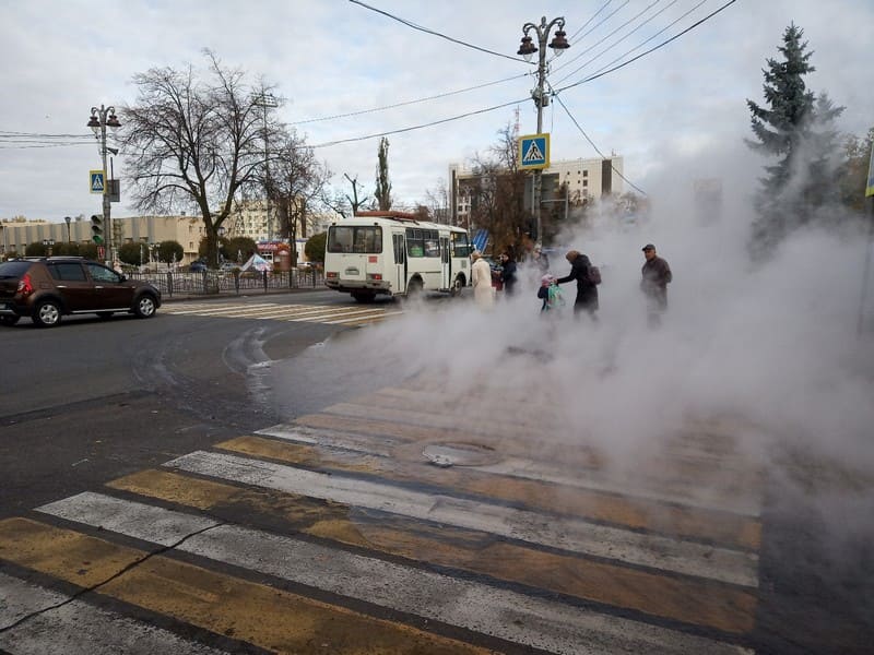В центре Курска устраняют прорыв тепломагистрали