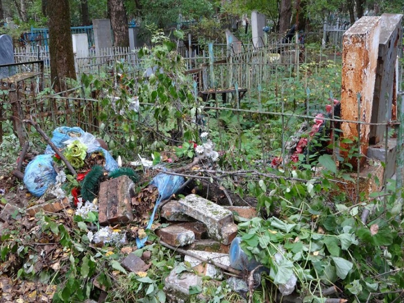 Под Курском сельские кладбища "заросли" мусором