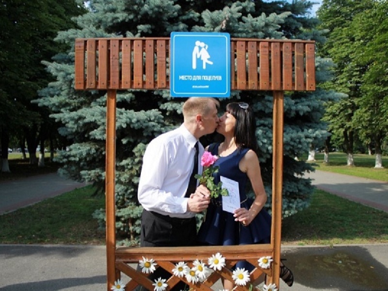 В Курске выдавали сертификаты на поцелуи
