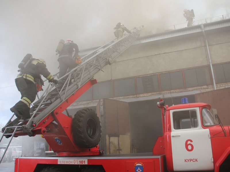 В Курске сгорел ремонтный бокс автопредприятия