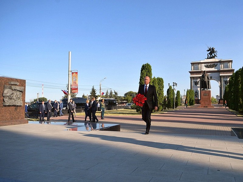 Владимир Путин посетил курские мемориалы