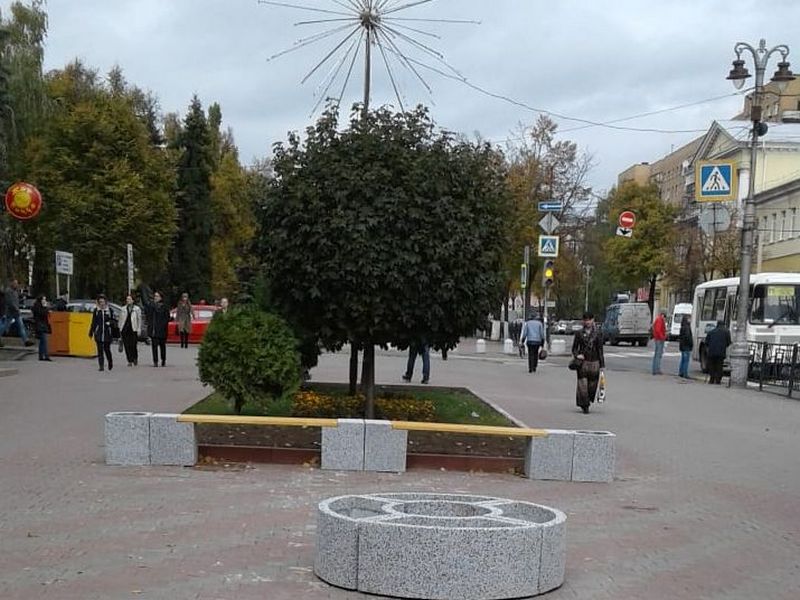 Новые скамейки и вазоны украсили улицу Ленина
