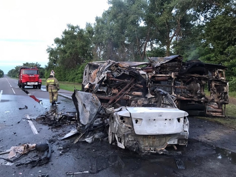 Легковушка и автобус загорелись после ДТП в Курской области