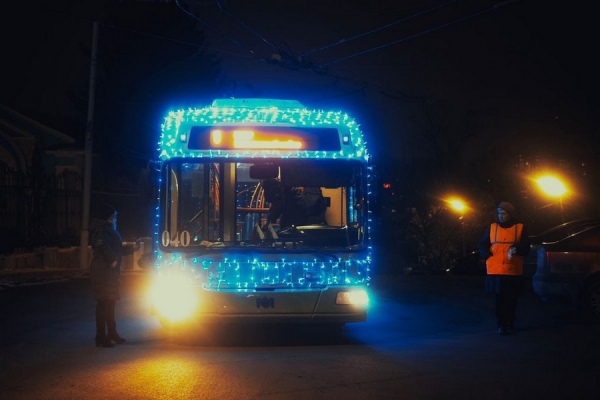 Курян перевозят новогодние троллейбусы