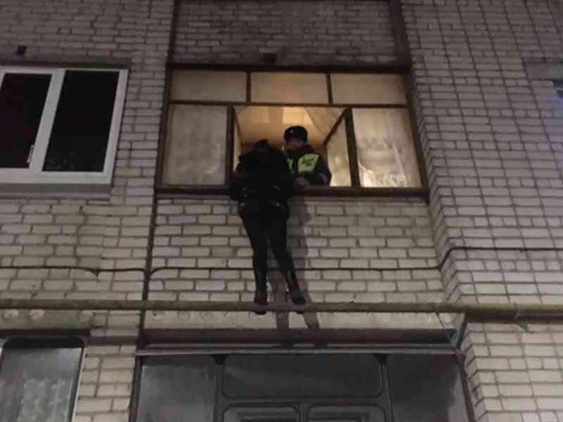 В Курске помогли девушке, застрявшей на балконе