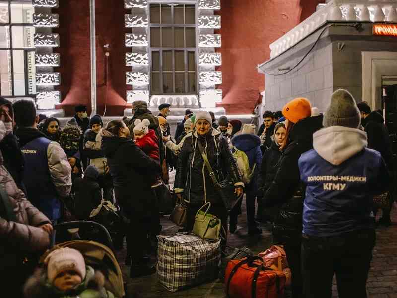 Беженцы возвращаются домой из Курской области
