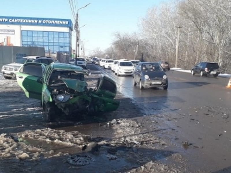 В Курске столкнулись "Тойота" и "Шевроле": погибла женщина