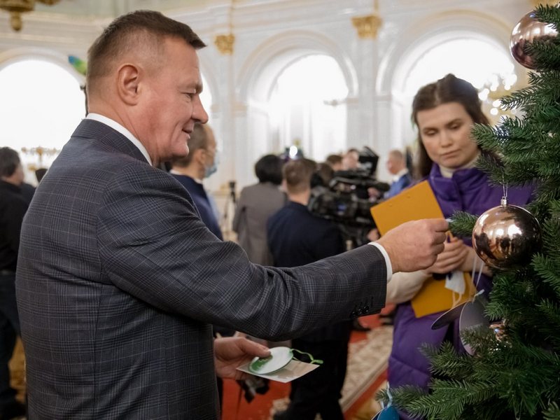 Губернатор снял три шара с "Елки желаний" в Кремле