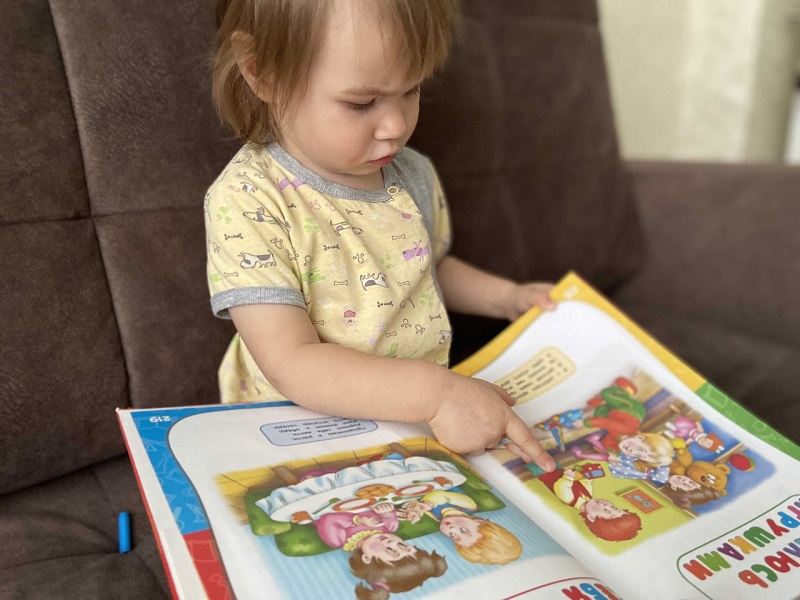 Какие книги выбрать для малышей до двух лет