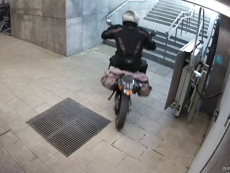 В Курске мотоциклист испортил плитку в подземном переходе