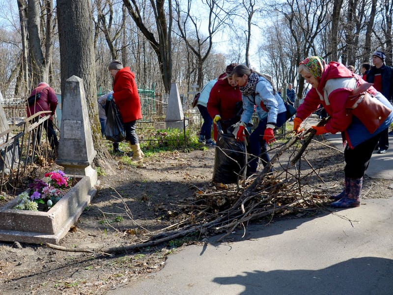 В Курске волонтеры приводят в порядок Никитское кладбище