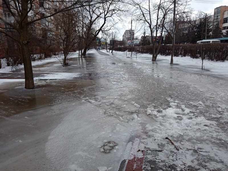 Глава Золотухинского района ответил на жалобы о затопленной дороге