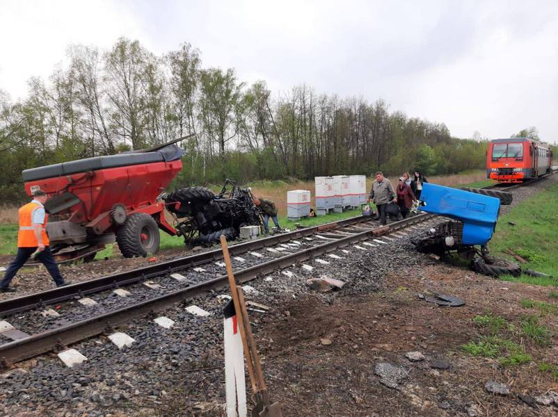 ДТП в Курской области: столкнулись трактор и поезд