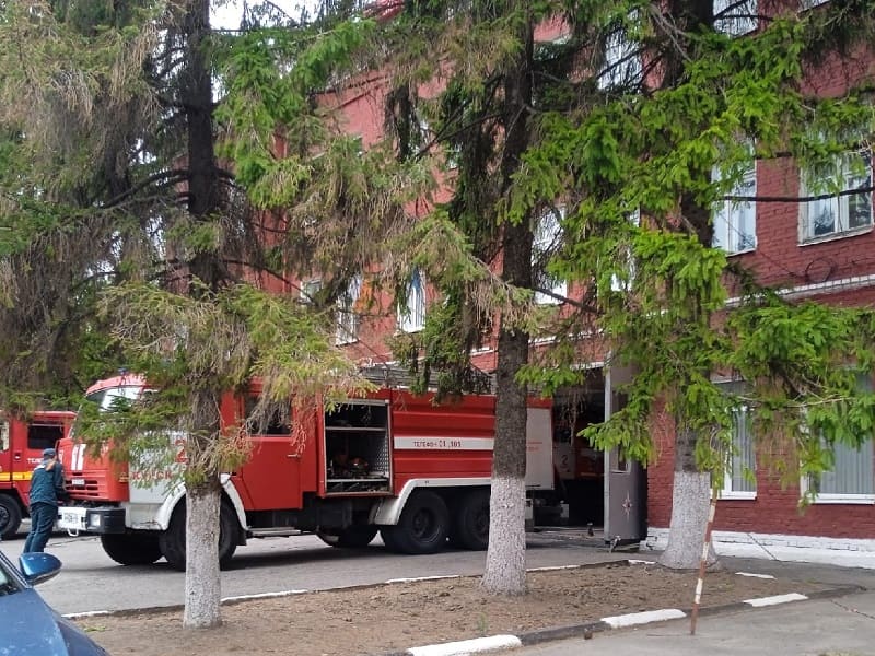 В Курске тушат пожар на площади 800 квадратных метров