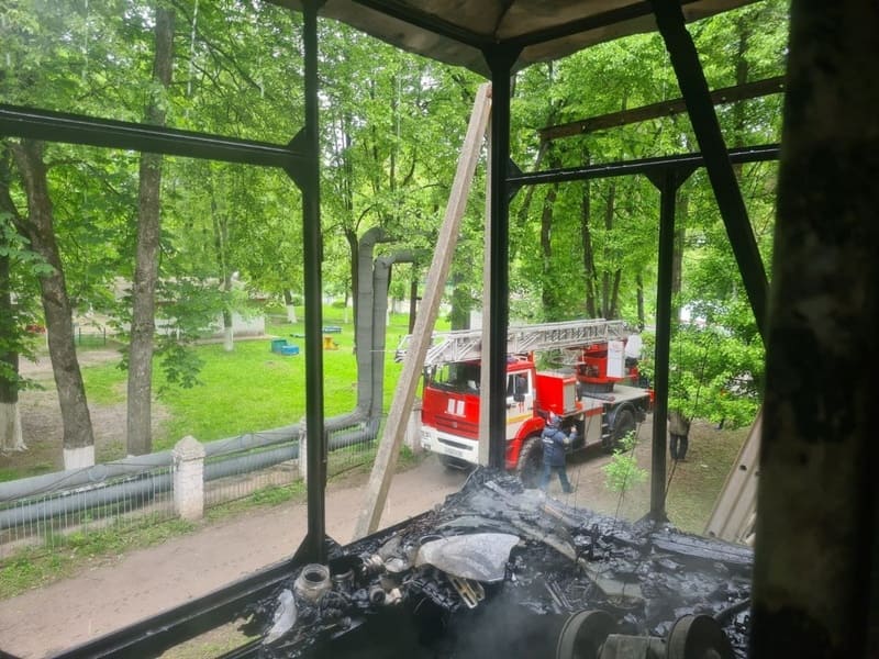 Пожар уничтожил балконы трех квартир в Железногорске