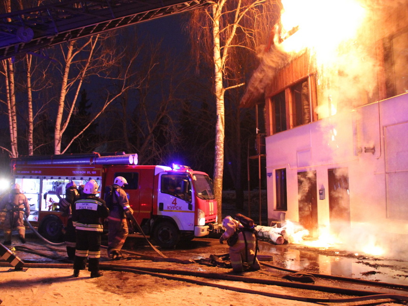 В центре Курска сгорело кафе: причины выясняются
