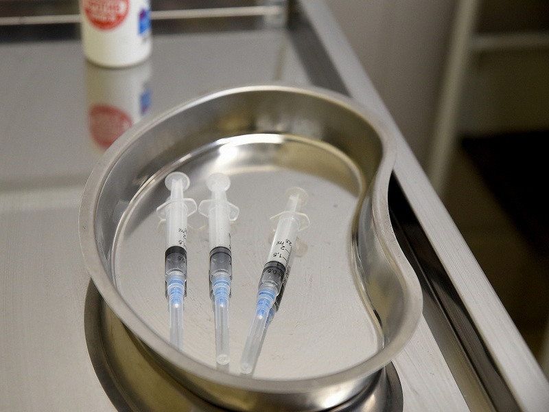 Курян начали прививать от коронавируса назальной вакциной
