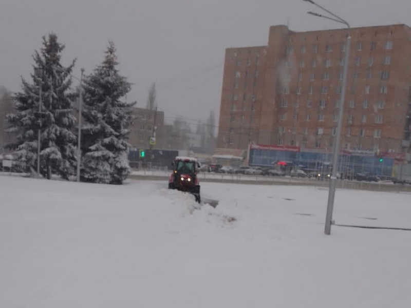 В Курске устраняют последствия ночного снегопада