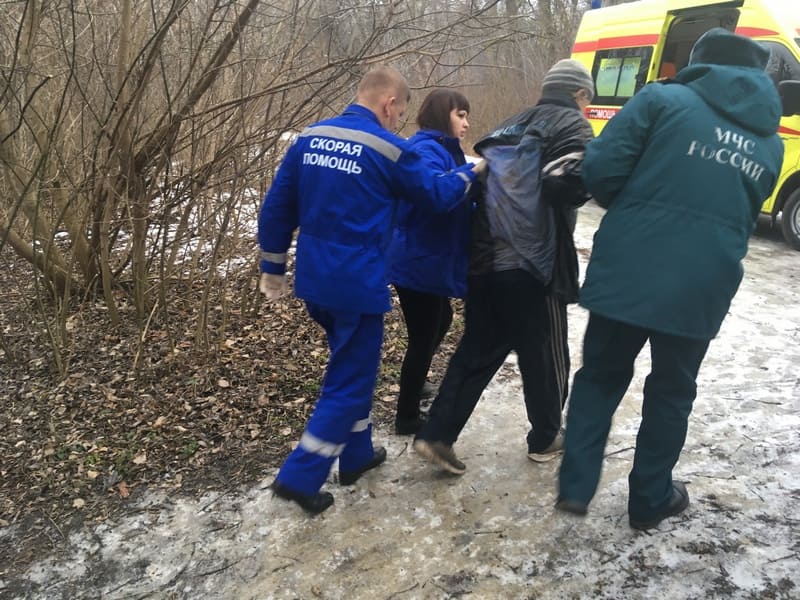 Спасатели вытащили из реки тонущего мужчину