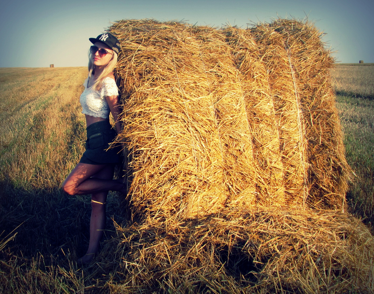 Сноп света. Сноп соломы. Фотосессия на сене. Девушка с соломенными волосами. Фотосессия с сеном.
