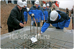 Первый кубометр бетона в основание нового микрорайона заложили первые лица области и города