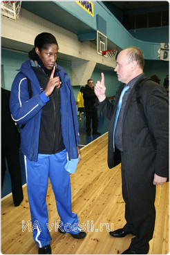 Курский главный тренер Альгирдас Паулаускас нашел слова для настроя курских баскетболисток.