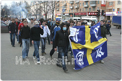Курские фанаты открыли сезон шествием по улице Ленина.
