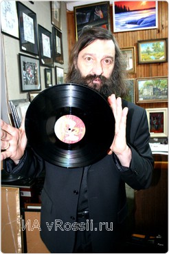 В коллекции пластинок у Олега Радина есть первые записи Шаляпина, а так же редкие издания рок групп.
