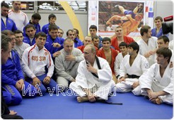 Премьер-министр России Владимир Путин общается со спортсменами