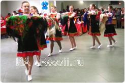 Команда из Семилук представила на суд жюри народный танец